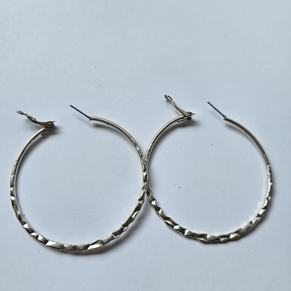 🚨🚨CLEARANCE Silver Hoop Earrings - Picture 1 of 1